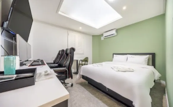 Gwangmyeong Castle Hotels near Gwangmyeong Traditional Market