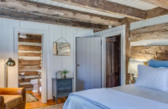 2 Cabins + Treehouse 50 Acres, FirePit, Sauna, Cold Plunge, Hot Tub, Petting Zoo