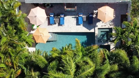 Castaway Cottage + Beach + Heated Private Pool & Spa + Golf Cart Included!