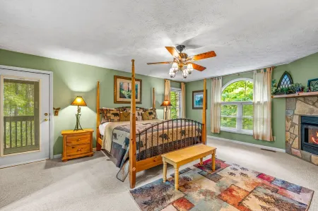 1 Bedroom, Sleeps 4, Minutes To Downtown Gatlinburg, Pool Table Отели рядом с достопримечательностью «Саглендс Вэлли Нейчер Трейл Паркинг»