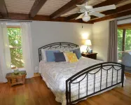 A Contemporary Mountain Retreat, a VRBO Bear Stay