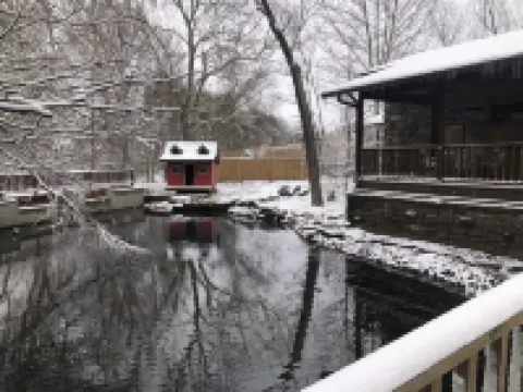 Beautiful home- near the University-large outdoor spaces and a hot tub.
