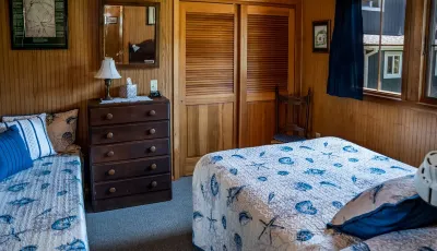 Short walk to the beach! 2 bedrooms, quiet neighborhood,  fenced yard & WiFi