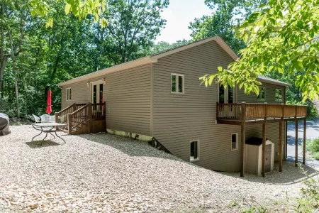 Creekside - Massanutten Resort Home w/Game Room & Balcony Отели в г. Массанаттен