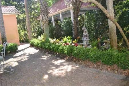 SUMMER DEALS - Charming BEACH Cottage & Private Beach - Includes Bicycles!