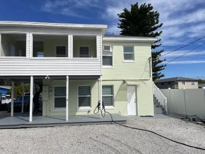 Cottage by the Sea Unit AIndian Rocks Retreat- 3-Minute Walk to Beach- King Bed