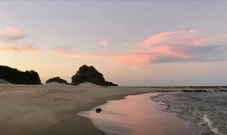 Studio at 60.Private Apartment, Close to Beaches and Cafes. Breakfast Included.