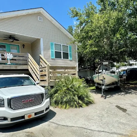 Sandy Feet Retreat-1/2 Block to Beach, Pet Friendly, Wi-Fi & Optional GC Rental