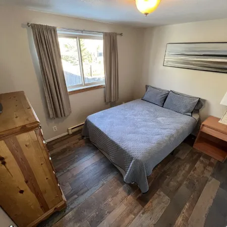 Cozy two Bedroom close to lake. Dogs Allowed. Semi private Hot Tub. Large Yard.