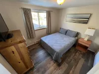 Cozy two Bedroom close to lake. Dogs Allowed. Semi private Hot Tub. Large Yard. - Gym