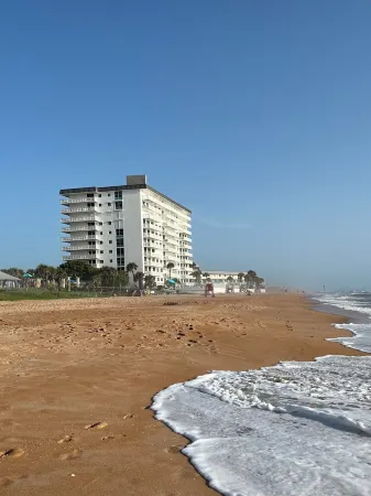 Beachfront Condo at quiet end of Ormond Beach. Snowbirds Welcome ! Отели в г. Ормонд Бич