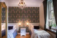 Slottshotellet Hotels near Skälby 4H-gård