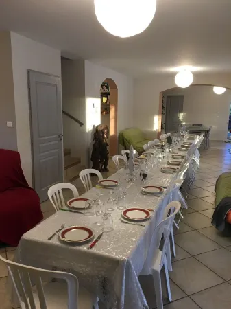 LE MAS DE L'OLIVIER ARLES 10-18 pers SEE DETAILED RATES--CHEF CUISINI POSS. Отели в г. Арль