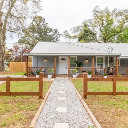 Cozy Duplex Retreat - Beaches, Hospital, Dining
