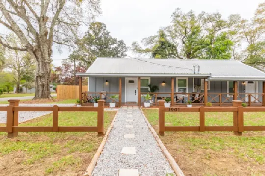 Cozy Duplex Retreat - Beaches, Hospital, Dining