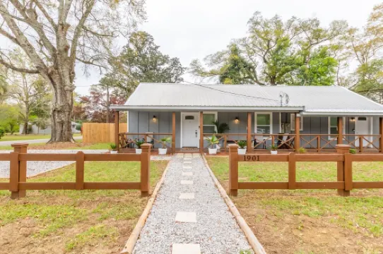 Cozy Duplex Retreat - Beaches, Hospital, Dining