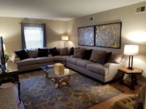 "Abbie's Place: Spacious 4Br Sanctuary with Sunroom and Private Backyard" Hotels in Pine Bluff