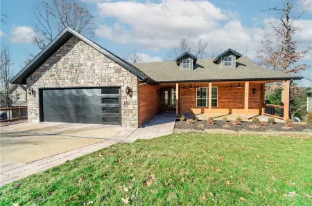 Velocity House: Stunning 4-bedroom Bella Vista Trailside retreat with Hot Tub