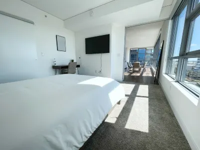 Modern High Rise - 2BR 2BA, Pool, Gym, and Amazing Sunset Views!