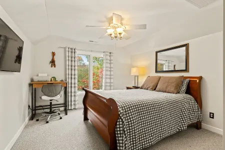 Cozy 5 Br Family Getaway with Hot Tub, Game Room, Sauna, Level 2 EV Charger! Отели в г. Массанаттен