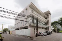 RedDoorz near Taman Palem Hotel di Jakarta Barat