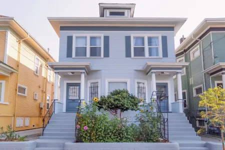 Designer 3 BR Home Vintage Tubs 2 parking, near San Francisco Bay UC Berkeley Отели рядом с достопримечательностью «African American Museum and Library»