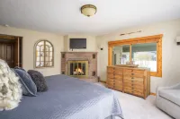 Creekside Luxury Retreat • 8Br • Walk to Shops, Dining & Shuttle • Sleeps 22