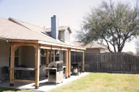 Serene 4-Bedroom House with BBQ, 5-TVs in McKinney Facing Park & Pond Sleep 12 Encore Wire附近的飯店