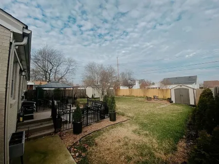 Midtown Cottage- Self Check-In & Centrally Located in Owensboro Отели рядом с достопримечательностью «H L Neblett Community Center»