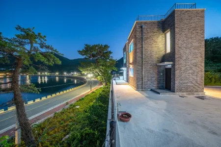 Geojedo Near and Dear Pension Отели рядом с достопримечательностью «Geoje Haegeumgang ("Mount Kumgang of the sea")»