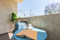 Modern 2BR Condo w/ King Bed & Balcony near LA