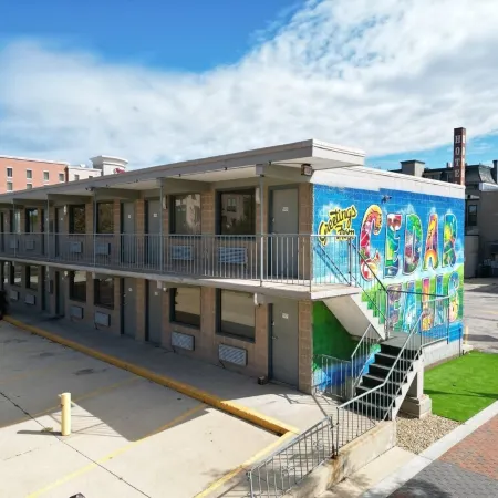 Lindell - Updated Downtown Studio - One Block From Main Street - King Bed!