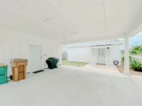 Beach House with View of Water 長灘酒店