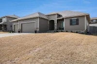 Spacious Retreat in West Omaha 2 King 3 Queen Beds