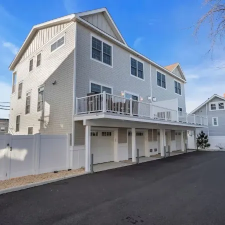 1 Block to Beach with Linens + Towels & Beach Badges