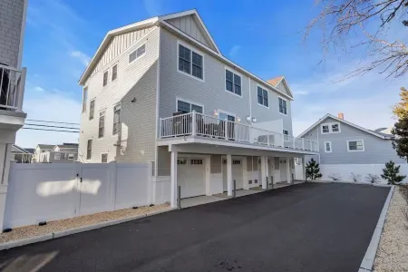 1 Block to Beach with Linens + Towels & Beach Badges