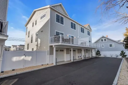 1 Block to Beach with Linens + Towels & Beach Badges