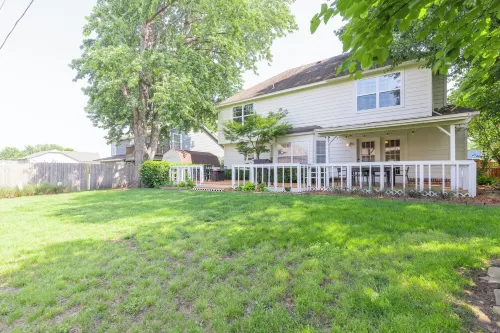 2600ft–7 Beds~Games~Toys~Desks