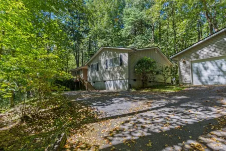 Autumn Ridge, 3/2, peaceful/ secluded...1.5 mi from Highlands and fast internet! Отели рядом с достопримечательностью «Трейлхед фор Йеллоу Маунтин Трейл»