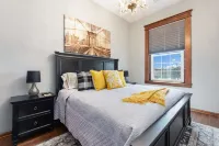 The Sunflower Loft is located 1 block from Old Town in a 2 story brick building. 위치타 호텔