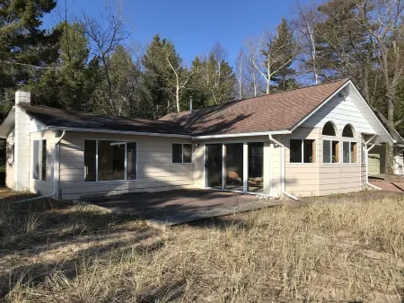 Cool vibes w/ 150' private beach, big views, trees, like northern Cali retreat