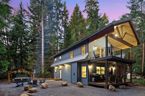 New Mt. Rainier Cabin-Hot Tub-WiFi-Fireplace - 4-Star