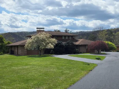 Remodeled mountain home, theater room, minutes from Bluestone and Pipestem Parks
