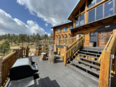 NEW Blue Sky Lodge on 80 Acres! Hot Tub, Decks, WiFi, wet bar, firepit, gym