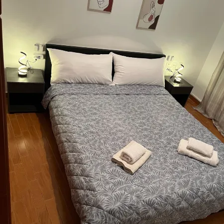 Olive Gem 2-Bed Apt Sleeps 4 with Fireplace