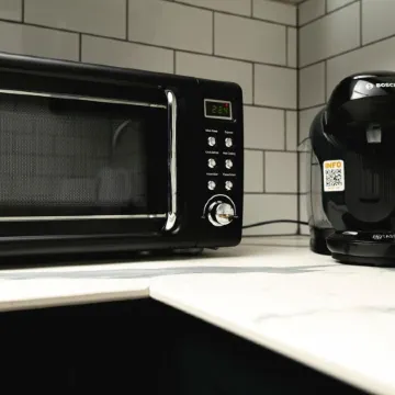 Bright Spacious Condo Free Parking 5Min to Beach