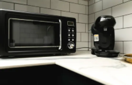 Bright Spacious Condo Free Parking 5Min to Beach