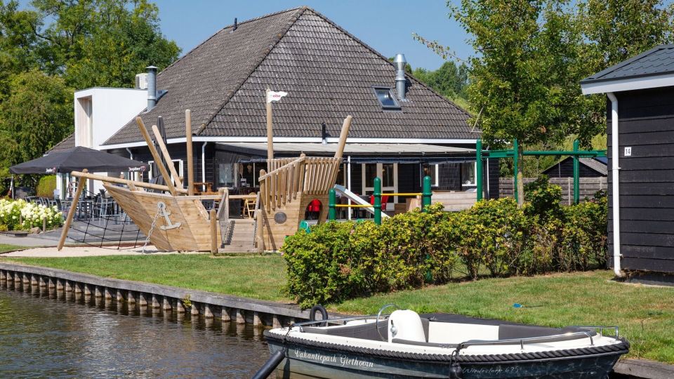 Cozy Chalet with Sloop in Giethoorn