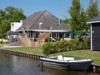 Chalet with 2 Bathrooms and a Boat, Near Giethoorn