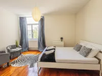 Chambres Cosy dans Une Grande maison Hotels near Metro Etangs Noirs